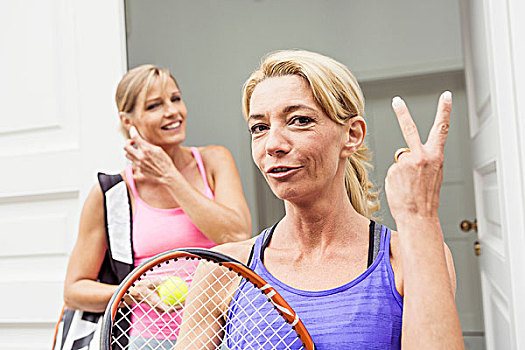 头像,两个,成熟,女性,网球手,一个,制作,手指,手势