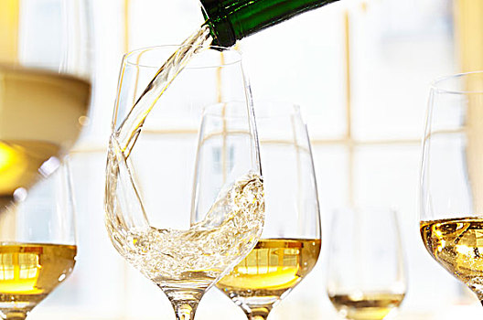 白葡萄酒,倒出,瓶子,玻璃,白色背景
