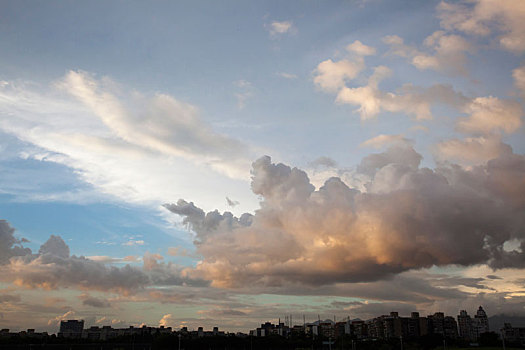 台风来临前的云层覆盖在城市的上空