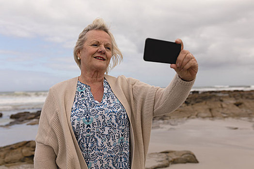 老年,女人,按,照片,手机,海滩