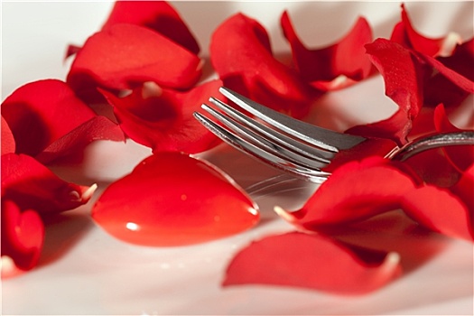 餐具摆放,红色,心形,花瓣