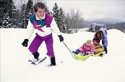 祖母,拉拽,孩子,雪撬,科罗拉多,冬天