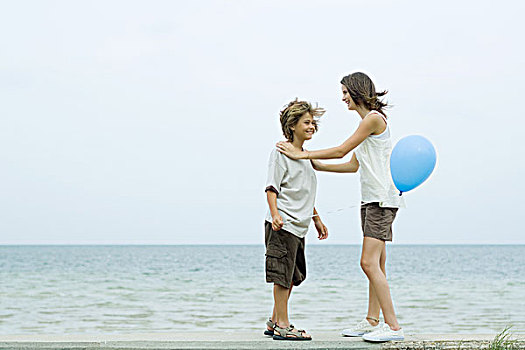 兄弟姐妹,站立,面对面,海滩,青少年,肩部,男孩,拿着,气球