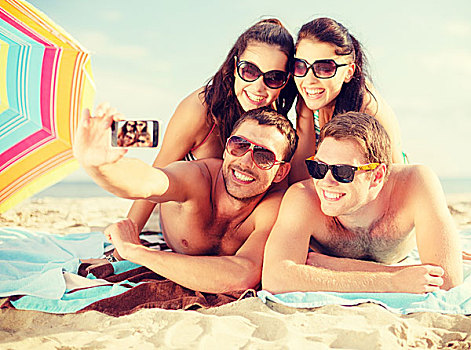 夏天,休假,度假,科技,高兴,概念,群体,微笑,人,墨镜,照相,智能手机,海滩