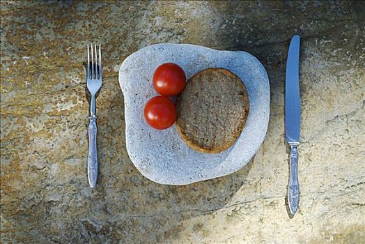 特写,两个,西红柿,面包,石头