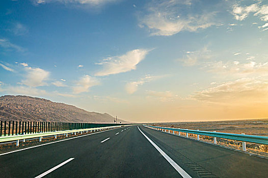 汽车广告背景,高速公路,山脉,高原