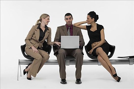 商务人士,笔记本电脑,两个,职业女性,坐,旁侧