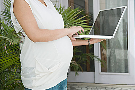 孕妇,笔记本电脑,房子