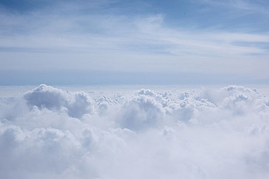 飞机窗外的云端