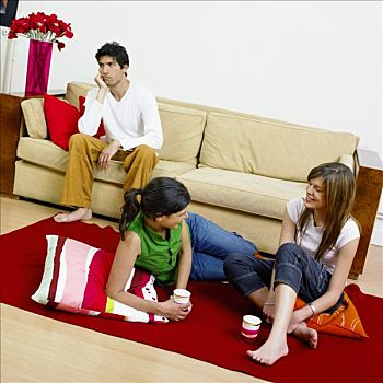 男孩,看,悲伤,坐,米色,沙发,背景,两个女孩,交谈,红地毯,垫子