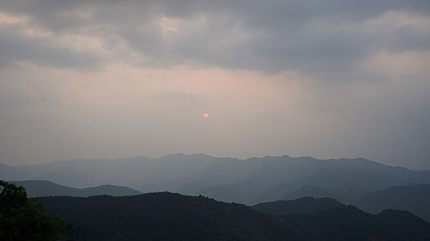 站在高山之上看日落与晚霞