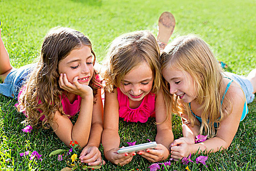 孩子,朋友,女孩,群体,玩,互联网,手机,智能手机,草地