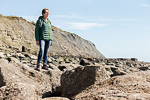 女人,岩石上,向外看,海洋,英国