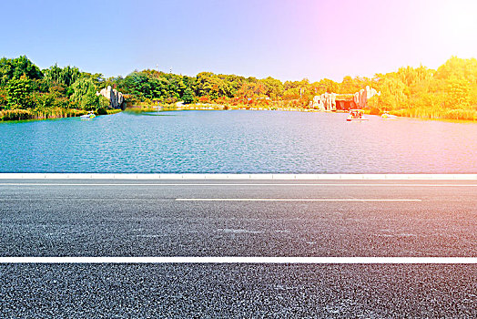 蓝天白云,湖泊风光与沥青路面,汽车广告背景道路素材