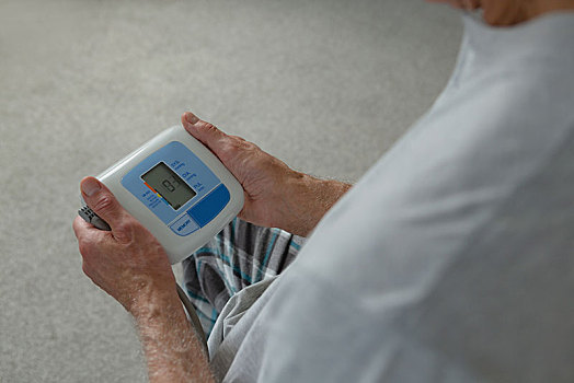 活力老人,男人,测量,血压,血压计,卧室,在家