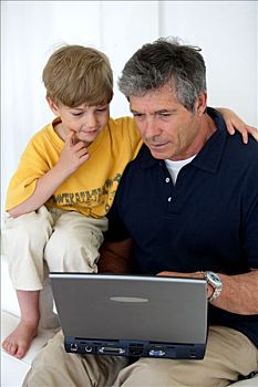 爷爷,孙子,笔记本电脑