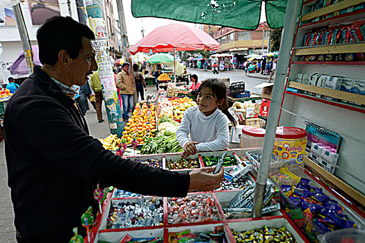 童工,女孩,5岁,销售,糖果,街边市场,村镇,波哥大,哥伦比亚,南美
