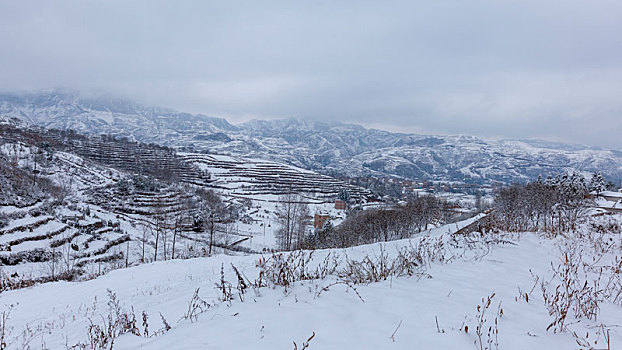 云南昭通大山包冬季雪山蜿蜒田野