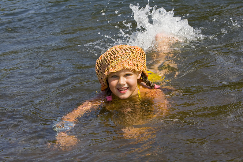 小女孩河里游泳的图片图片