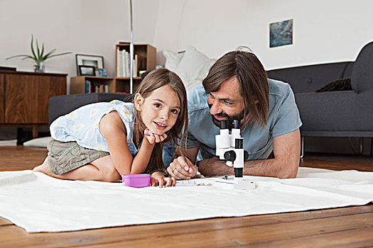 父亲,女儿,显微镜,地毯,在家