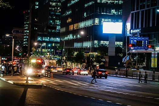 韩国首尔明洞街头交通夜景风光
