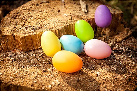 彩色,复活节彩蛋,木质,树桩