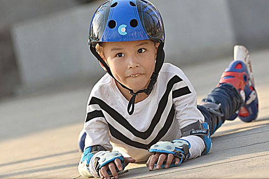 轮滑溜冰骑车运动的快乐少年