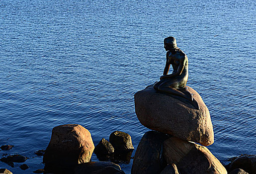 丹麦哥本哈根美人鱼雕塑