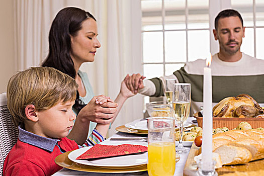 家庭,饭前祷告,圣诞晚餐