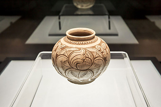 河南省洛阳博物馆藏宋代白釉剔花牡丹纹瓷罐