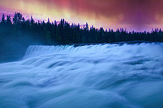 北极光,上方,瀑布,威尔斯格雷省立公园,不列颠哥伦比亚省,加拿大