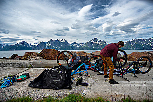 两个男人,山地自行车,码头,靠近,半岛,阿尔卑斯山,背景