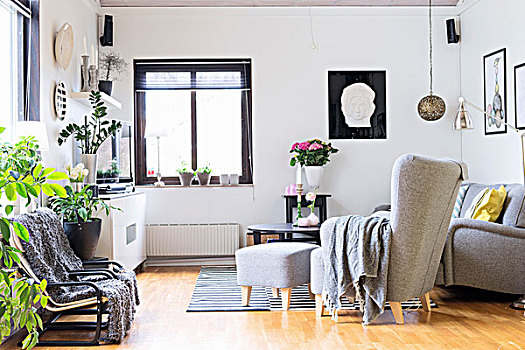 灰色,皮革,读,椅子,相配,脚凳,客厅