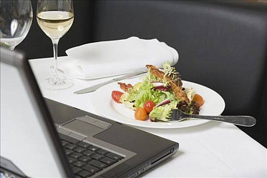 沙拉,熏肉,正面,笔记本电脑,餐厅桌子
