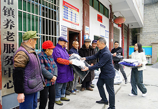 重庆酉阳,代表养老院里送冬衣