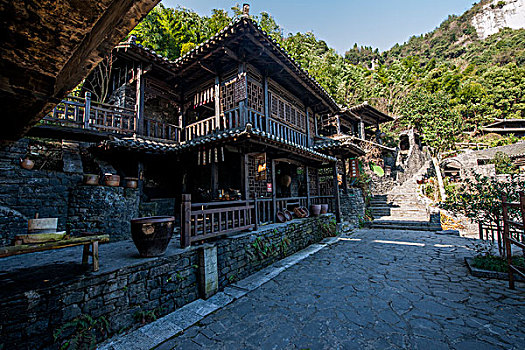 湖北夷陵长江三峡灯影峡里的,三峡人家,巴王山寨