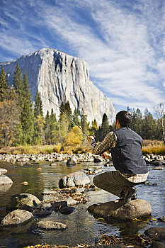 钓鱼,男人,默塞德河,优胜美地国家公园,加利福尼亚,美国