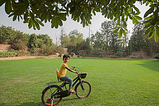 印度,男孩,4-5岁,骑自行车,后院