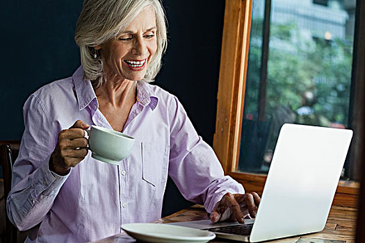 微笑,老年,女人,喝咖啡,工作,笔记本电脑,桌子,咖啡,店