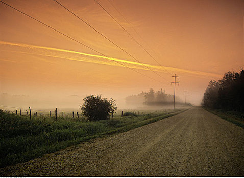 飞行云,日出,艾伯塔省,加拿大