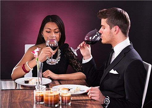 情侣,祝酒,葡萄酒杯,餐厅桌子