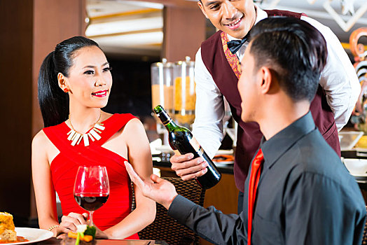 年轻,亚洲人,情侣,喝,葡萄酒,餐馆