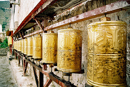 青藏铁路沿线之寺庙文化转经筒