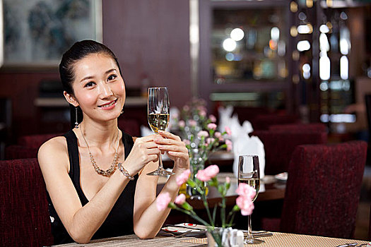 喝香檳的時尚性感年輕女人
