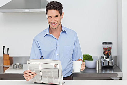 英俊,男人,读,报纸,拿着,一杯咖啡
