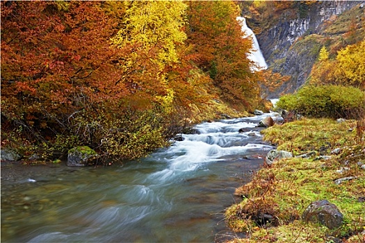 秋天,溪流