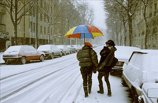 法国,巴黎,两个女人,走,积雪,街道