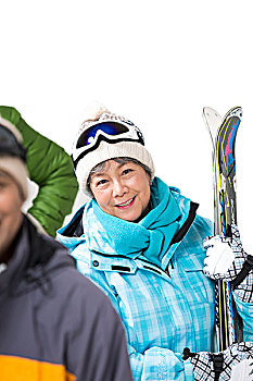 快乐的老年人冬季滑雪