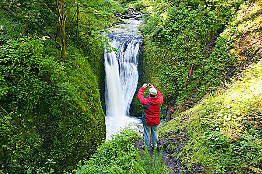 俄勒冈,美国,一个,男人,拍照,中间,瀑布,哥伦比亚河峡谷国家风景区