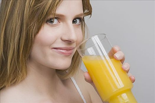 肖像,女青年,喝,玻璃,橙汁